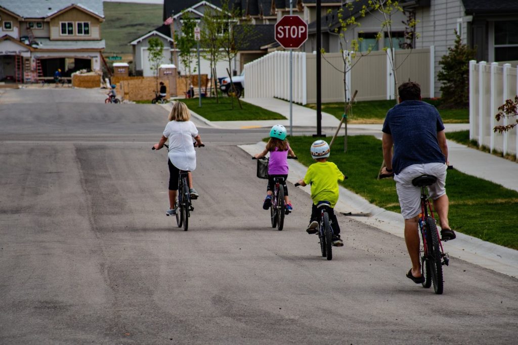  intentando enseñar a sus peques a montar en bicicleta